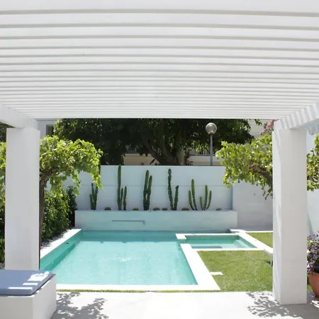 Вилла Algarve House With Heated Pool And Jacuzzi Албуфейра